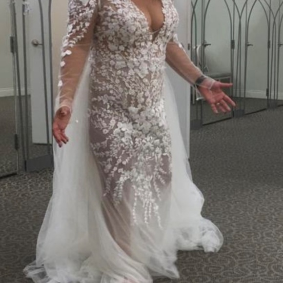 Stunning David’s Bridal Gown - Picture 3 of 3